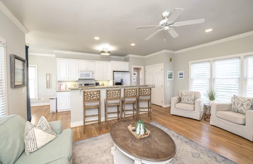 Wrightsville Beach Condo | Memory Lane-Family Retreat- 1 Block From Ocean, King Bed, Parking For 4 Vehicles