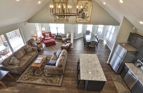 Kirbyville House | Memory Maker 12 min from downtown- King Suites- Firepit & Hot Tub