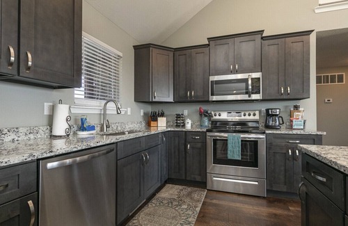 Kirbyville House | Memory Maker 12 min from downtown- King Suites- Firepit & Hot Tub