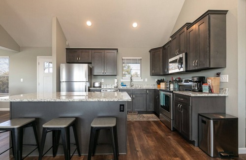Kirbyville House | Memory Maker 12 min from downtown- King Suites- Firepit & Hot Tub