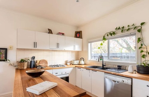 Ballarat House | Mena-close to CBD, bath, cot