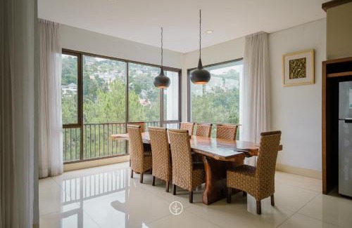 Bandung Villa | Mentari Hill View Villa 8 bedrooms with a private swimming pool and a movie room