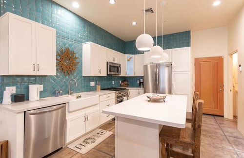 Menlo Park House | Mercado San Agustin | 2 BR 2.5 BA | Garage | Patio