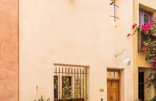 Menlo Park House | Mercado San Agustin | 2 BR 2.5 BA | Garage | Patio