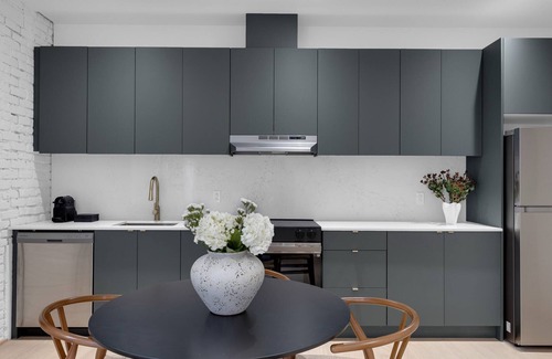Griffintown Apartment | Mercer- 2Beds Queen Ensuite- Free Parking