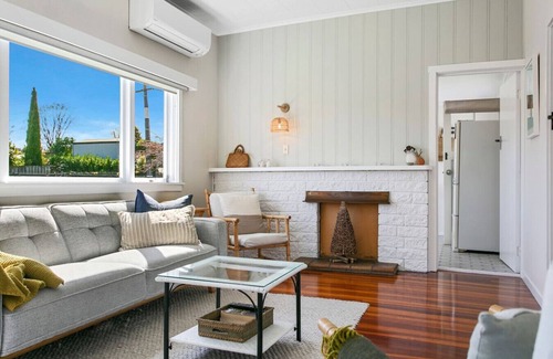 Taupo House | Mere Cottage, Taupo Central accommodation
