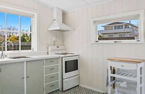 Taupo House | Mere Cottage, Taupo Central accommodation