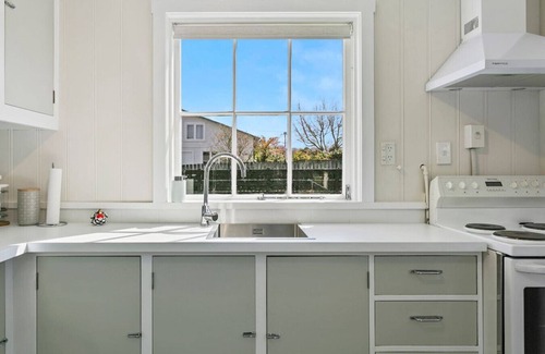 Taupo House | Mere Cottage, Taupo Central accommodation
