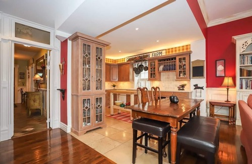 Old Town Historic District House | Meritage House - Excellent Location, King St. NOTL