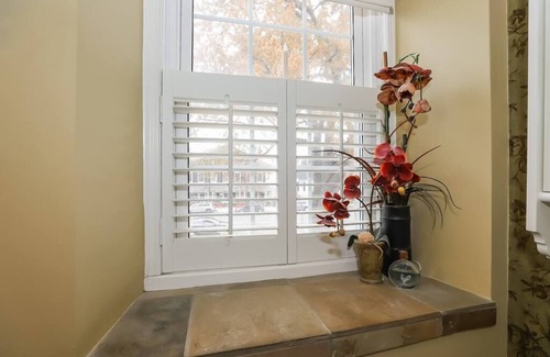 Old Town Historic District House | Meritage House - Excellent Location, King St. NOTL