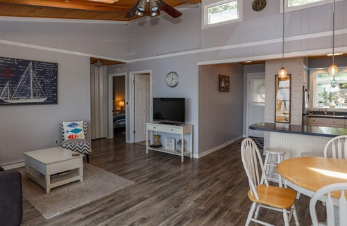 Town of Torrey Cottage | Merlot Bungalow - "Slice of Heaven on Seneca Lake"