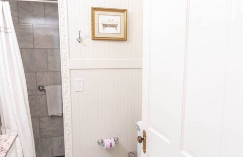 New Braunfels Villa | Merlot Villa at Zink Haus*1 Block to Comal River*Walk to Downtown NBTX