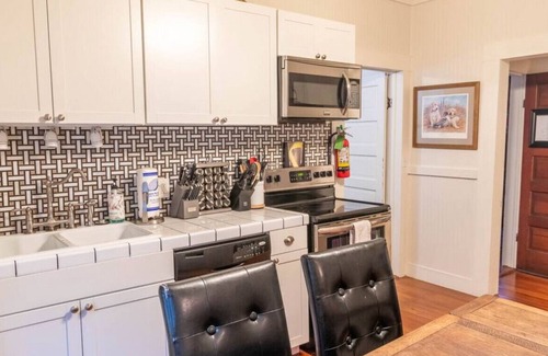 New Braunfels Villa | Merlot Villa at Zink Haus*1 Block to Comal River*Walk to Downtown NBTX