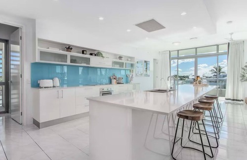 Mermaid Beach Apartment | Mermaid Beach Luxury Penthouse apartment, centrally located to all hoiday needs