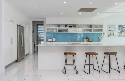 Mermaid Beach Apartment | Mermaid Beach Luxury Penthouse apartment, centrally located to all hoiday needs