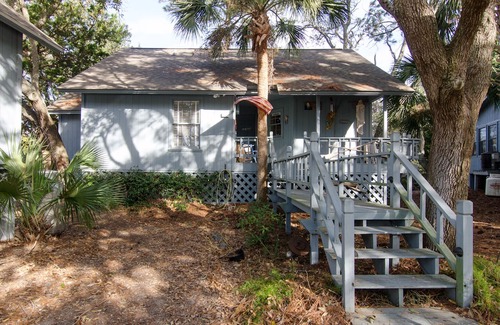 Ocean Ridge Cabin | Mermaid Cottage - Cozy 2BR/2BA, Pet Friendly, Resort Amenities Available