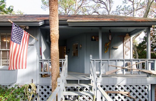 Ocean Ridge Cabin | Mermaid Cottage - Cozy 2BR/2BA, Pet Friendly, Resort Amenities Available