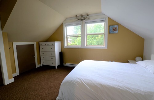 Regional District of Nanaimo Cottage | Mermaid Cottage Short Walk to Rathtrevor Beach.