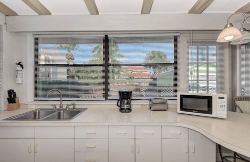 Sarasota Cottage | Mermaid for a Day | Your Lively Lido Beach Studio Retreat, Steps to Sand