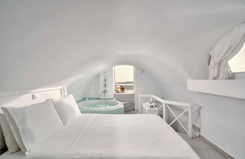 Imerovigli Hotel | Merovigliosso Luxury Apartment Spa Bath Sea and Sunset View