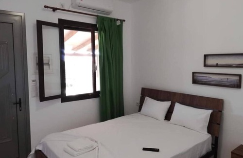 Pineios Apartment | 'Merovili Apartment 2' close to the Sea with Garden & Wi-Fi