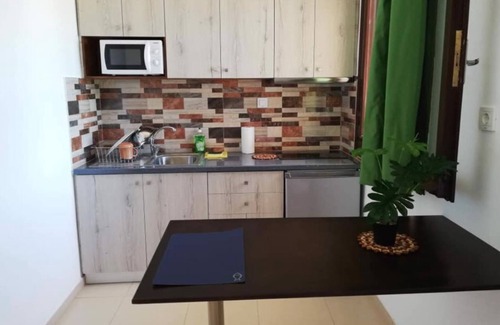 Pineios Apartment | 'Merovili Apartment 1' close to the Sea with Garden & Wi-Fi