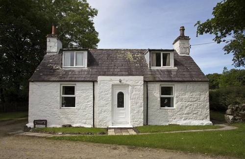 Newton Stewart Cottage | Merton Garden Cottage - a cottage that sleeps 6 guests in 3 bedrooms