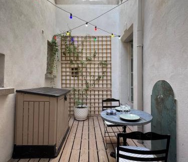 Pezenas Apartment | Mes à Moi in Pezenas - Studio & patio privatif - O Pitchoun