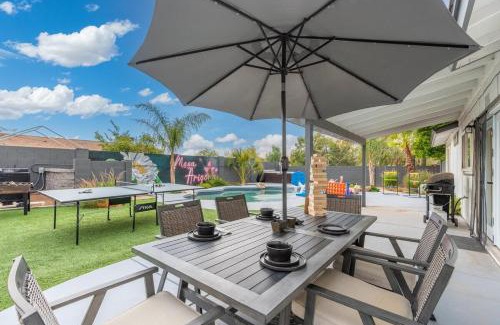 East Mesa House | Mesa Resort with Free Heated Pool, Hot Tub, King Bed, and Yard Games