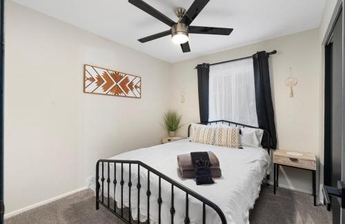 East Mesa House | Mesa Resort with Free Heated Pool, Hot Tub, King Bed, and Yard Games