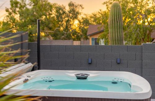 East Mesa House | Mesa Resort with Free Heated Pool, Hot Tub, King Bed, and Yard Games