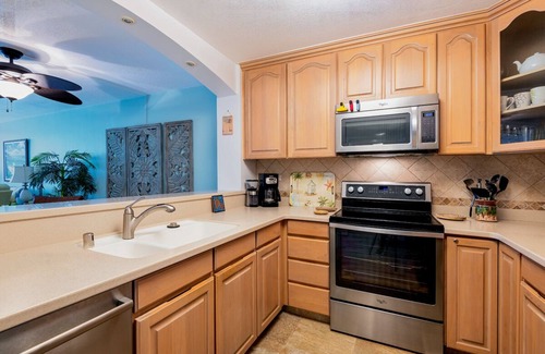 Kailua-Kona Condo | Mesmerizing Ocean & Coastline Views 🌅 Sandy Private Beach 🏖 Kona By The Sea #422
