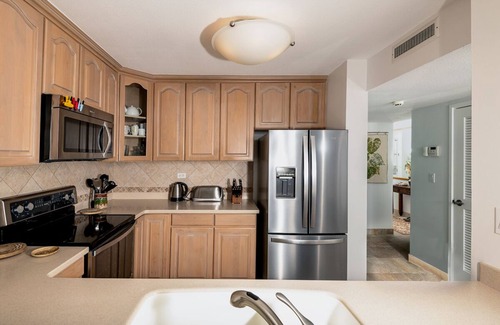 Kailua-Kona Condo | Mesmerizing Ocean & Coastline Views 🌅 Sandy Private Beach 🏖 Kona By The Sea #422