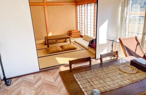 Fujiyoshida Villa | 【MeTeL】窓辺から壮大な富士が拝める。リノベーション済み一等貸し宿泊施設