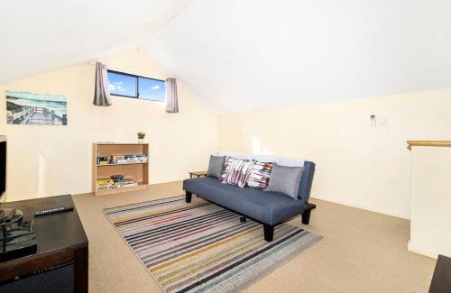 Quindalup House | Meters to Beach, Walk to Town!