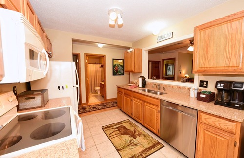 Intervale Condo | Meticulously Maintained 1st Floor Condo w/Mt Views, Close Downtown N. Conway