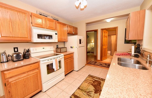 Intervale Condo | Meticulously Maintained 1st Floor Condo w/Mt Views, Close Downtown N. Conway