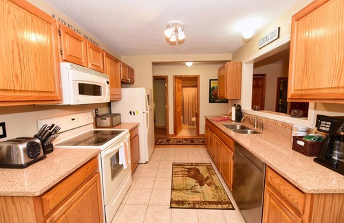 Intervale Condo | Meticulously Maintained 1st Floor Condo w/Mt Views, Close Downtown N. Conway