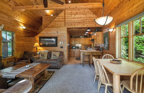 Camp Sherman Cabin | Metolius River Resort Cabin 4 Luxurious cabin on the Metolius River w/fireplace