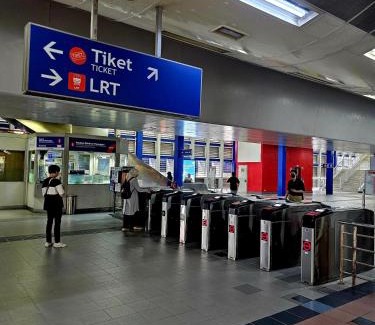 Taman Bukit Pantai Apartment | Metro Studio - Direct LRT access, near Pantai Hospital, University Malaya, Mid Valley, Bangsar