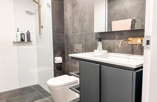 Reid Apartment | Metropol - CBD pool Sleeps 7