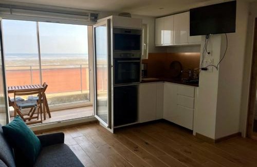 Bernieres-sur-Mer Apartment | Mettons les voiles - Appt vue mer avec loggia