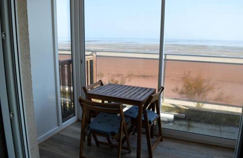 Bernieres-sur-Mer Apartment | Mettons les voiles - Appt vue mer avec loggia