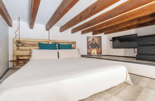Old Town Bed & Breakfast | Mezzanine Room - DOG Admiral Urban Guest House