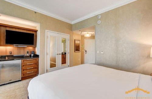 Las Vegas House | MGM Signature-30-619 Strip View Jacuzzi Studio