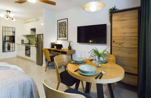 Saska Kepa Apartment | Międzynarodowa 52/54A | Studio for 3 People | Desk