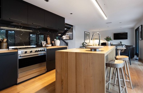 Hepburn Springs House | Mi Casa Su Casa - stylish Interiors with Sauna!