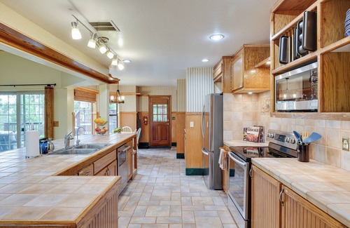 Mi-Wuk Village Cabin | Mi-Wuk Village Vacation Rental w/Multi-Level Deck