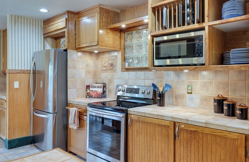Mi-Wuk Village Cabin | Mi-Wuk Village Vacation Rental w/Multi-Level Deck