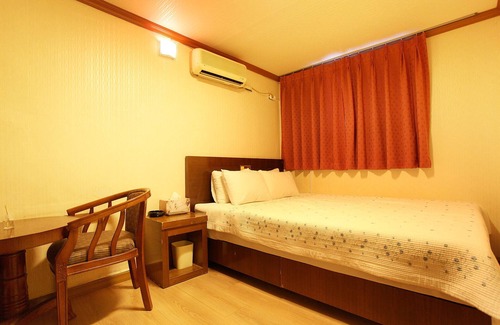 Songcheon-dong Hotel | Mia Young